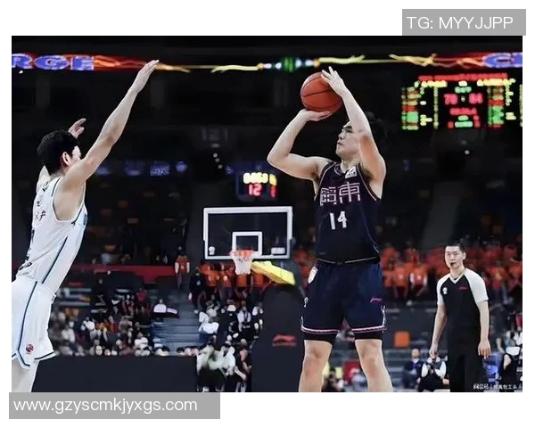 广州太阳神足球队球星带领球队勇攀高峰 力争新赛季突破与荣耀