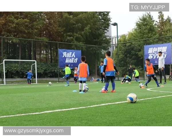 男孩为追逐足球梦想，勇敢追随偶像步伐，书写属于自己的传奇篇章