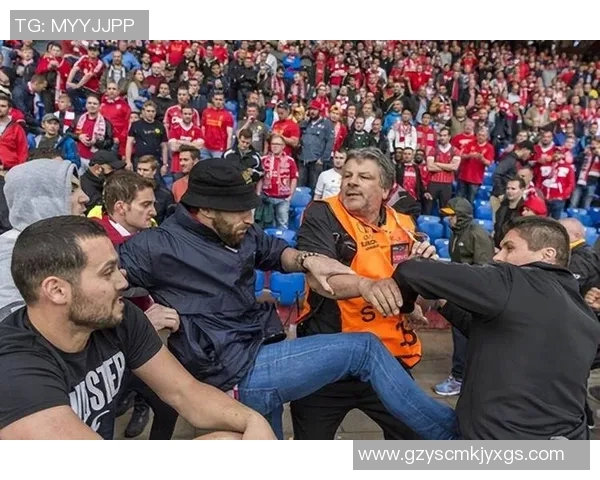 足球场球星因被换下怒摔球衣愤怒表态场面引发热议